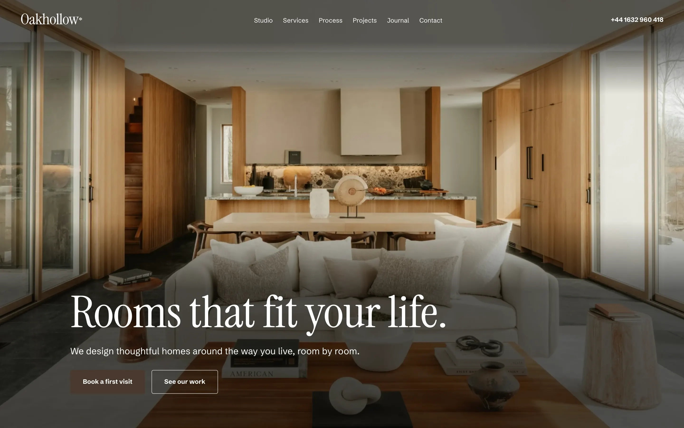 Oakhollow template, desktop: the opening screen with a full-width photo of a wooden kitchen